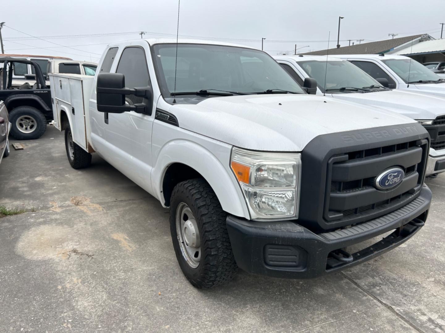 2015 White Ford F-350 SD (1FD7X3A66FE) with an 6.2L V8 F SOHC 16V engine, Automatic transmission, located at 1687 Business 35 S, New Braunfels, TX, 78130, (830) 625-7159, 29.655487, -98.051491 - Photo#7